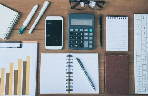 The office supplies and empty notebook on wooden background. Foto stock