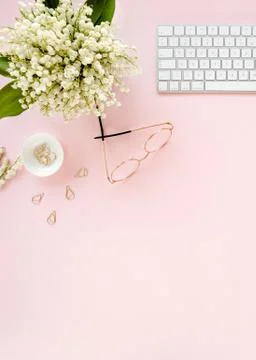 Office table desk with computer, lilac, clipboard. magazines. Top view Flat lay Foto stock