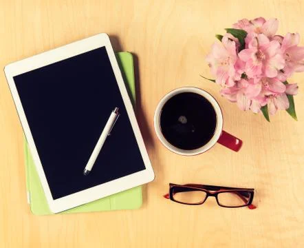 Office table with digital tablet, reading glasses and cup of coffee.  Foto stock