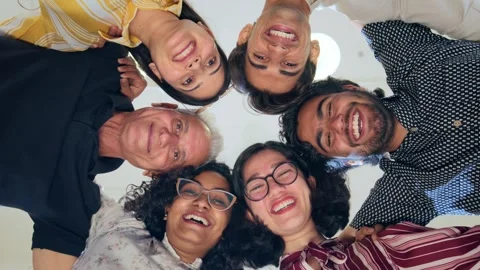 An office team celebrating with a round group hug Vidéo 244526242