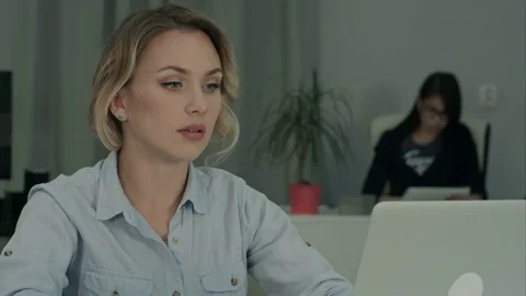 Office woman explaining pie chart to colleagues via laptop Vídeo Stock 71127084
