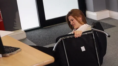Office worker in agony on floor 動画素材 90548454