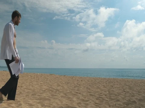 Office worker on the beach Video stock 76441913