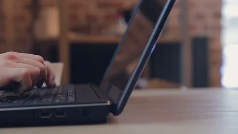 The office worker dials the text on the keyboard of the laptop Stockbeeldmateriaal 90819471