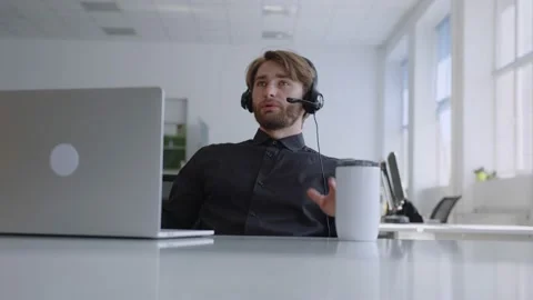 Office worker does his online work in office 스톡 동영상 157803376