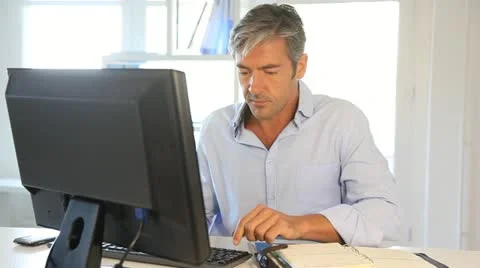 Office worker in front of desktop computer Stock-Footage 14830303