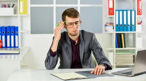 Office worker guy sit table laptop computer, solving problem concept Stockfoto's