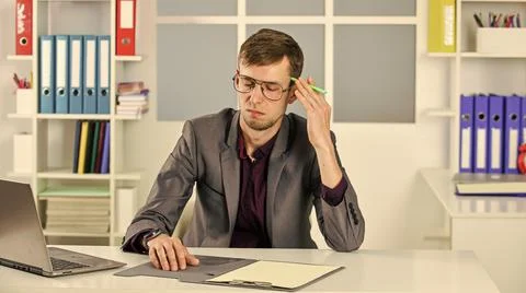 Office worker guy sit table laptop computer, solving problem concept Stockfoto's