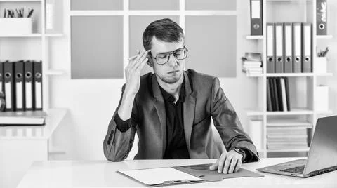 Office worker guy sit table laptop computer, solving problem concept Stockfoto's