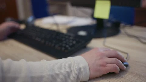 Office worker hands using a computer mouse and keyboard 스톡 동영상 332336607