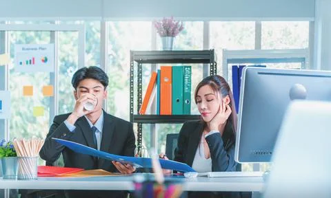 Office worker having a break by drinking coffee during work in the office. Stockfoto's