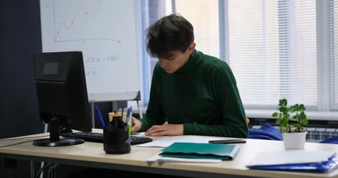 Office worker making notes, making a mistake, crumple it and throwing to the bin Video stock 146902359