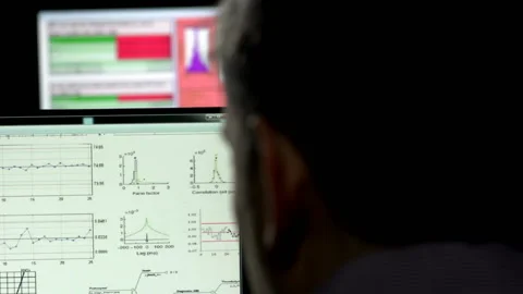  Office Worker At Night close up Stockbeeldmateriaal 210425124