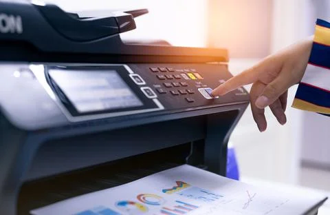 Office worker print paper on multifunction laser printer. Copy, print, scan,  Foto stock