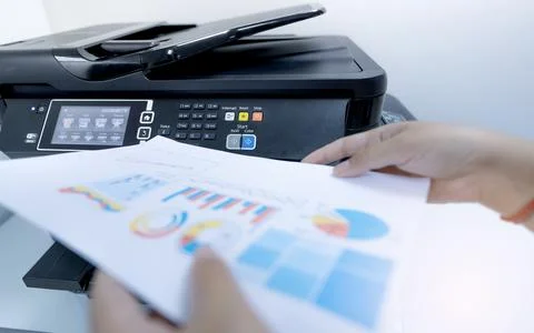 Office worker prints paper on multifunction laser printer. Copy, print, scan, Foto stock
