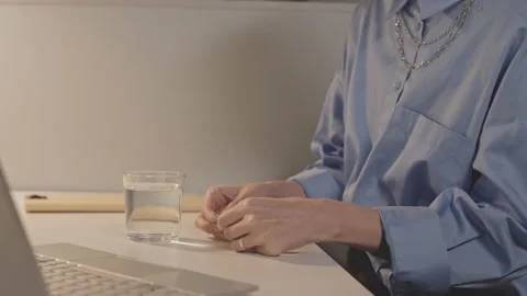 Office Worker Putting Effervescent Tablet in Glass of Water Vidéo 172039755