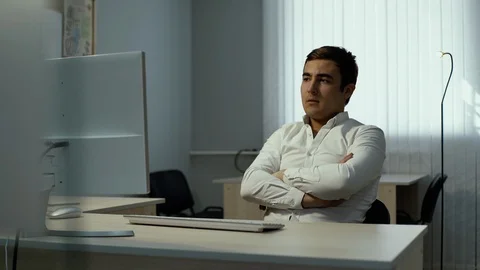 Office worker starts typing on the keyboard after brainstorming session. Video stock 111938389