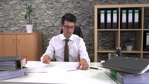 Office worker suffers a headache Stockbeeldmateriaal 116158989