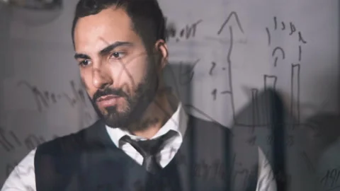 Office Worker Thinks on Task Видео 90032835