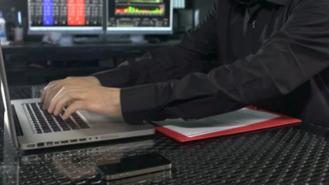  	Office worker typing  스톡 동영상 210425921