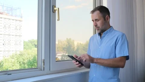 Office worker typing on smartphone Video stock 247468403