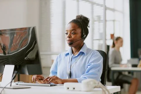 Office Worker Using Computer in Modern Office Foto stock