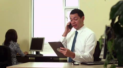 Office worker using tablet and cellphone Video stock 67342558