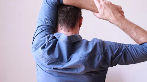 Office worker warming up his arms and shoulders Vídeo Stock 92410310