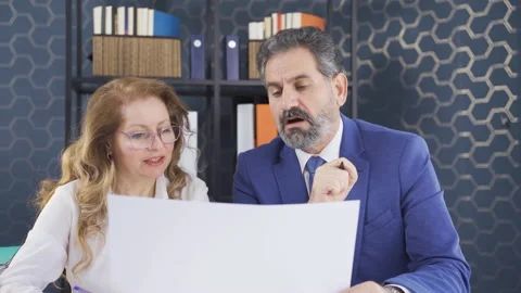 Office workers are brainstorming on the same project. Video stock 236999063