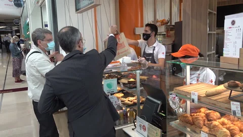Office workers with face masks (Covid-19 coronavirus) order lunch in Paris Stock Footage 143328066