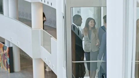 Office Workers Going Up in the Elevator Vidéo 81539088