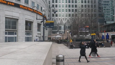 Office workers on lunch break at Reuters Plaza in London's Canary Wharf Video stock 102899727