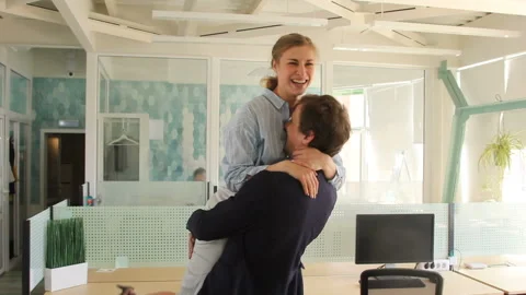 Office workers rejoice violently Vidéo 90452512