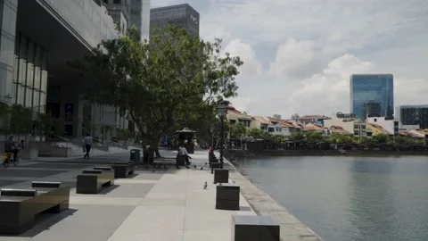 Office Workers Sitting And Relaxing In Front Of Singapore River Near UOB Vídeos de archivo 145979645