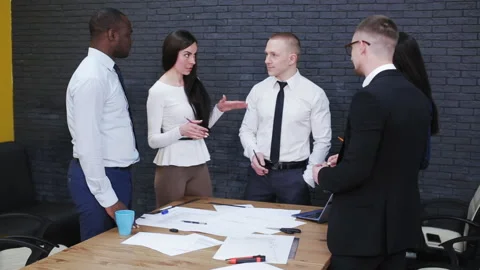 Office workers talk to each other 스톡 동영상 95690851