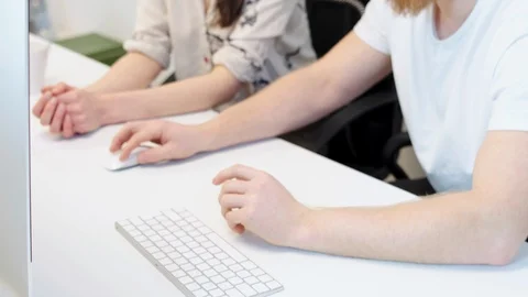 Office workers talking Video stock 96503316