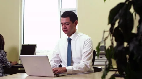 Office workers using laptop Stock-Footage 67342518