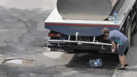 Officials Distributed Water As The City Faces Water Shortage Vídeo Stock 133767688