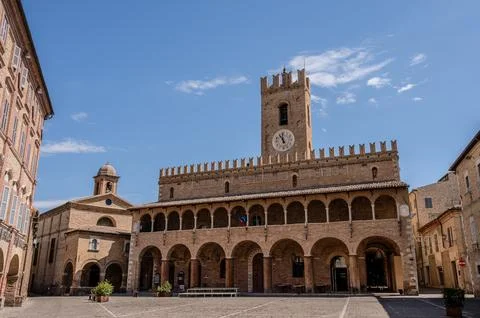 Offida. Town Hall. Built between the 13th and 14th centuries (central crenell Foto stock