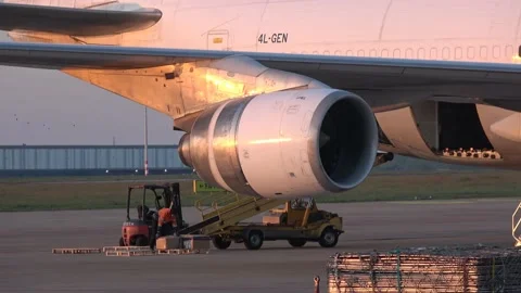 Offloading a cargo plane Boeing 747 Video stock 147513986