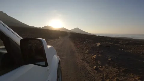 Offroad car driving towards sunset Video stock 175697647