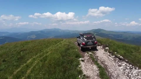 Offroad Car Over Mountain Summit Overlanding 스톡 동영상 157503833