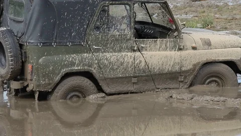 Offroad car stuck in the mud Stock Footage 71582263