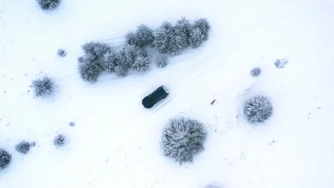 Offroad car trip through the Ukrainian Carpathians in winter. 動画素材 146836134