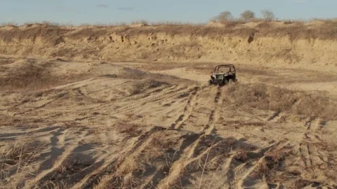 Offroad vehicle going over dirt jump no audio Video stock 78009681