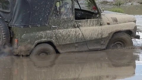 Offroad vehicle stuck in the mud Stock Footage 71582043