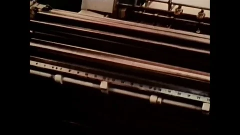 The offset photolithographic process is used to print topographic maps in 1973, Vidéo 74705350