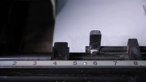 Offset printing machine works Move the paper sheets in the press. Stockbeeldmateriaal 98120506