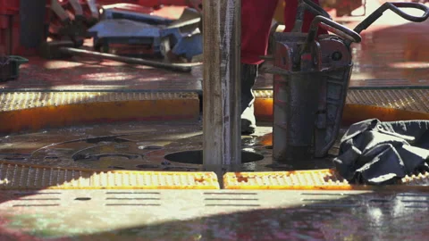 Offshore drilling platform. Rotor table. Manual slips removed. Drilling pipe 스톡 동영상 170070417