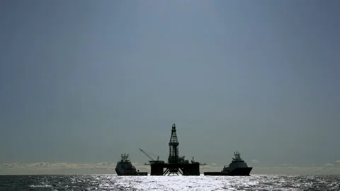 Offshore drilling platform. Vessels around RIG. Crane RIG lowers cargo onto ship Vidéo 169862543